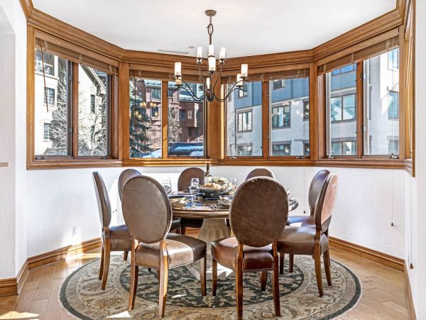 Beautiful End Unit with Mountain Views, Spa & Communal Pool
