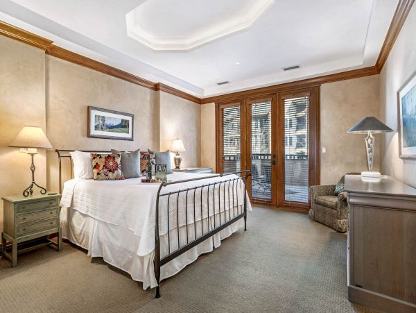 Beautiful End Unit with Mountain Views, Spa & Communal Pool