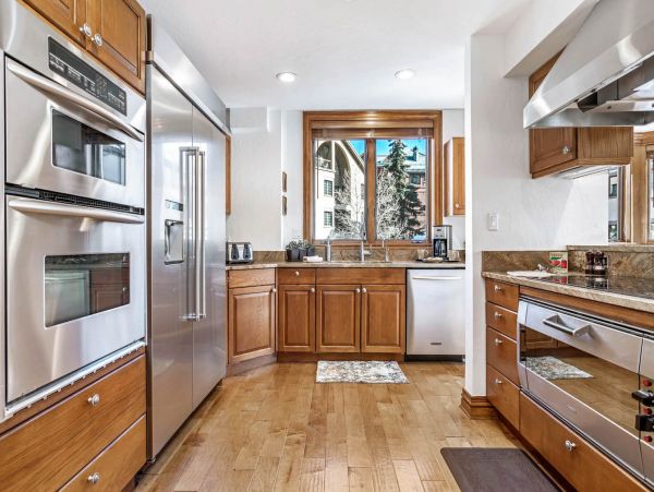 Beautiful End Unit with Mountain Views, Spa & Communal Pool