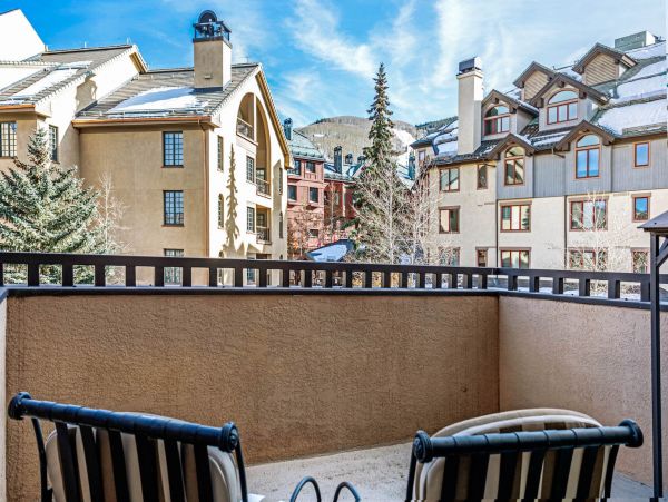 Beautiful End Unit with Mountain Views, Spa & Communal Pool