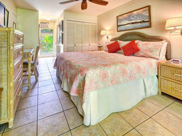 One Bedroom Lahaina Vacation Condo Sleeps 2 Guests