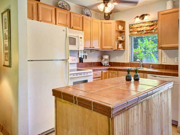 One Bedroom Lahaina Vacation Condo Sleeps 2 Guests