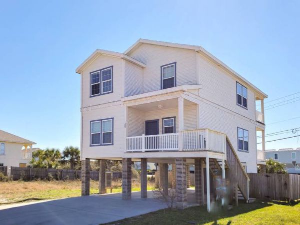 Lovely 4 Bedroom Home Steps to the Beach