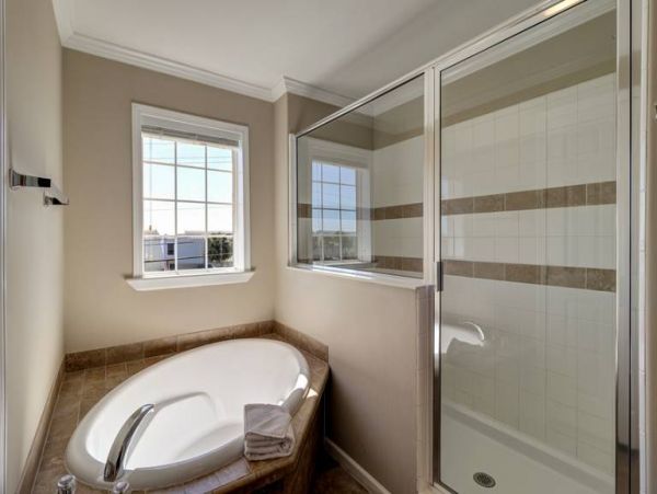 Lovely 4 Bedroom Home Steps to the Beach