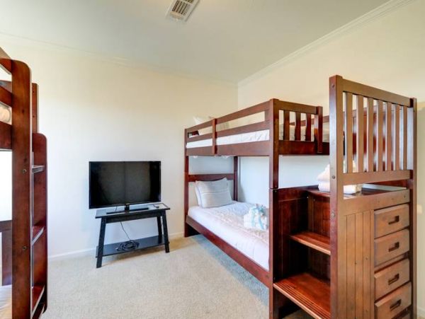 Lovely 4 Bedroom Home Steps to the Beach