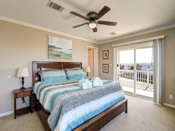 Lovely 4 Bedroom Home Steps to the Beach