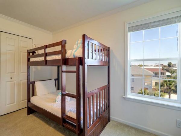 Lovely 4 Bedroom Home Steps to the Beach