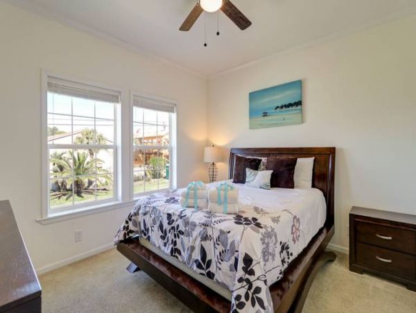 Lovely 4 Bedroom Home Steps to the Beach