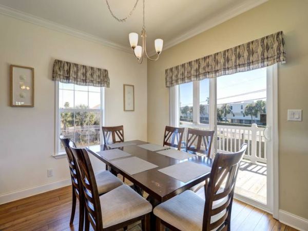 Lovely 4 Bedroom Home Steps to the Beach
