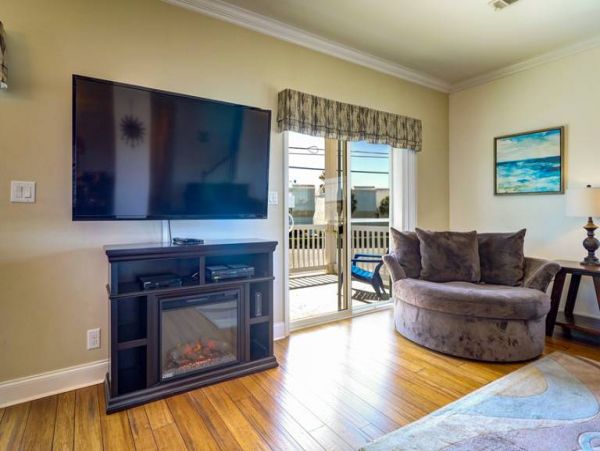 Lovely 4 Bedroom Home Steps to the Beach