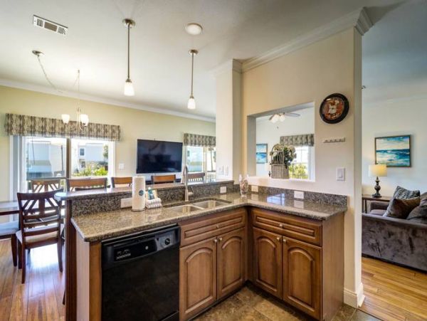 Lovely 4 Bedroom Home Steps to the Beach