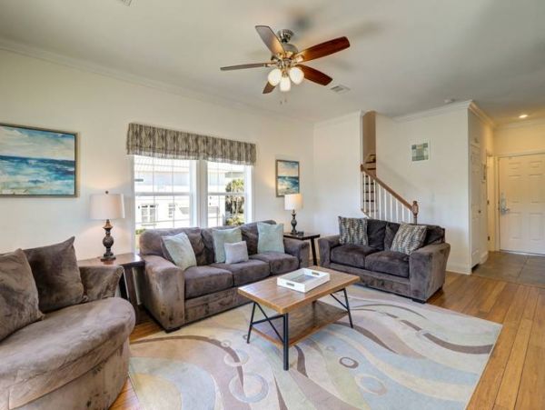 Lovely 4 Bedroom Home Steps to the Beach