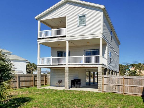Lovely 4 Bedroom Home Steps to the Beach