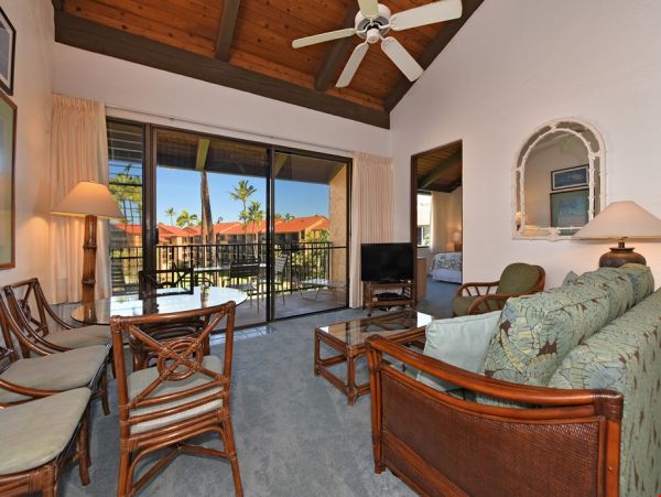 Two Bedroom Plus Loft Condo in Lahaina Sleeps  Eight Guests