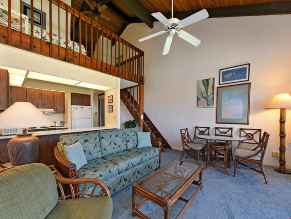 Two Bedroom Plus Loft Condo in Lahaina Sleeps  Eight Guests