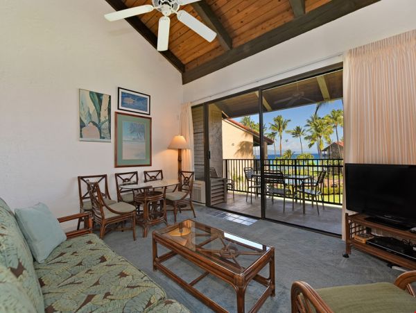 Two Bedroom Plus Loft Condo in Lahaina Sleeps  Eight Guests