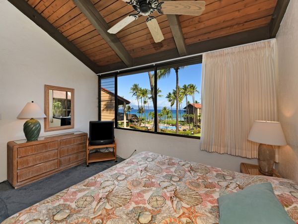 Two Bedroom Plus Loft Condo in Lahaina Sleeps  Eight Guests