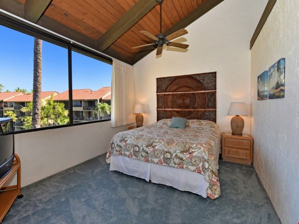 Two Bedroom Plus Loft Condo in Lahaina Sleeps  Eight Guests