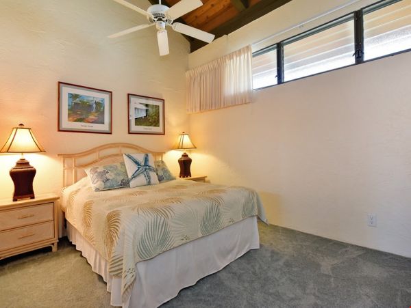 Two Bedroom Plus Loft Condo in Lahaina Sleeps  Eight Guests