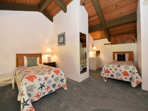 Two Bedroom Plus Loft Condo in Lahaina Sleeps  Eight Guests