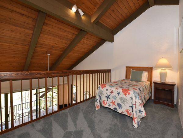 Two Bedroom Plus Loft Condo in Lahaina Sleeps  Eight Guests