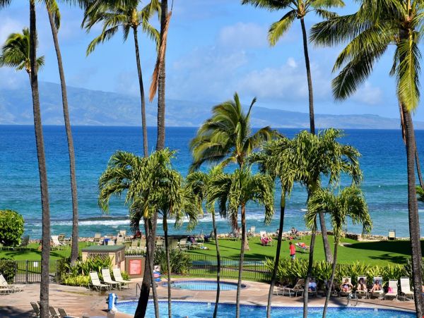 Two Bedroom Plus Loft Condo in Lahaina Sleeps  Eight Guests