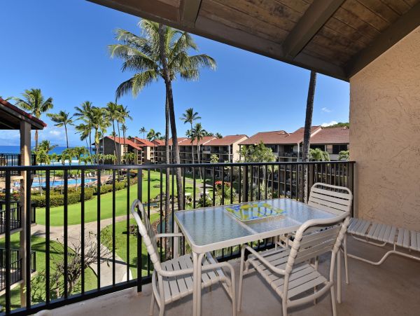 Two Bedroom Plus Loft Condo in Lahaina Sleeps  Eight Guests