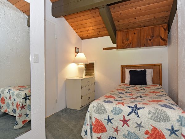 Two Bedroom Plus Loft Condo in Lahaina Sleeps  Eight Guests