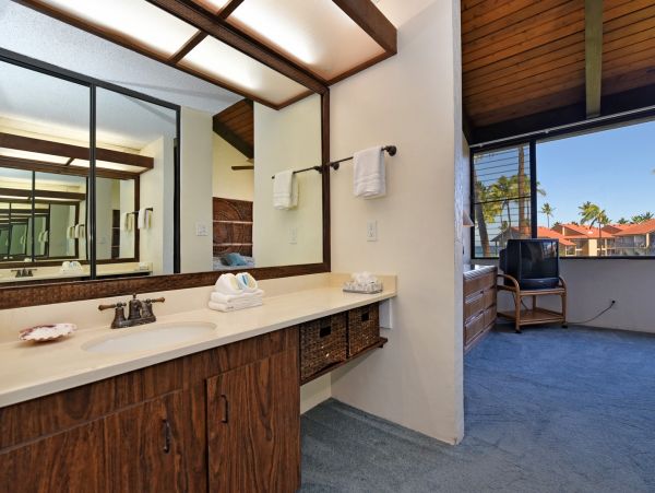 Two Bedroom Plus Loft Condo in Lahaina Sleeps  Eight Guests