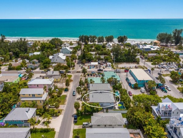 ANNA MARIA 1 BLOCK TO BEACH
