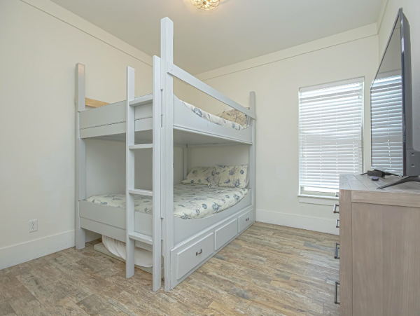 6 Bedroom House perfect Location, sleeps 23 with private pool