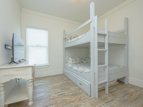 6 Bedroom House perfect Location, sleeps 23 with private pool