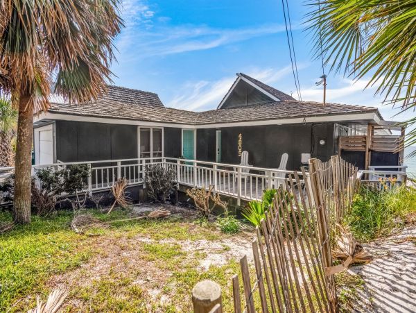 3 Bedroom Beachfront house sleeps 10