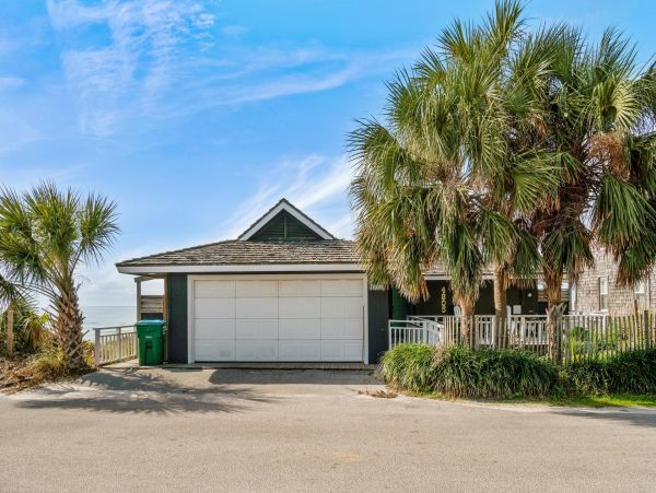 3 Bedroom Beachfront house sleeps 10