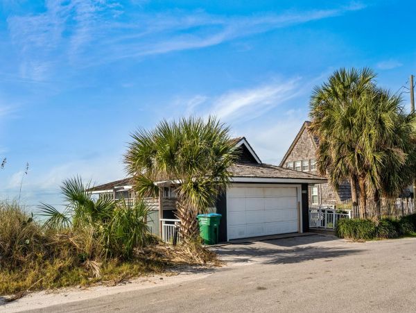 3 Bedroom Beachfront house sleeps 10