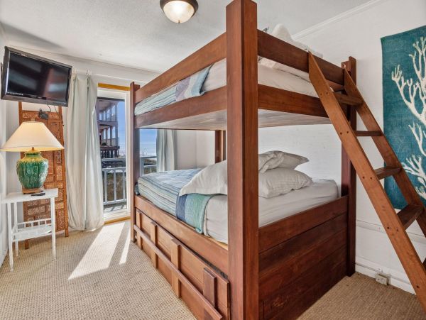 3 Bedroom Beachfront house sleeps 10