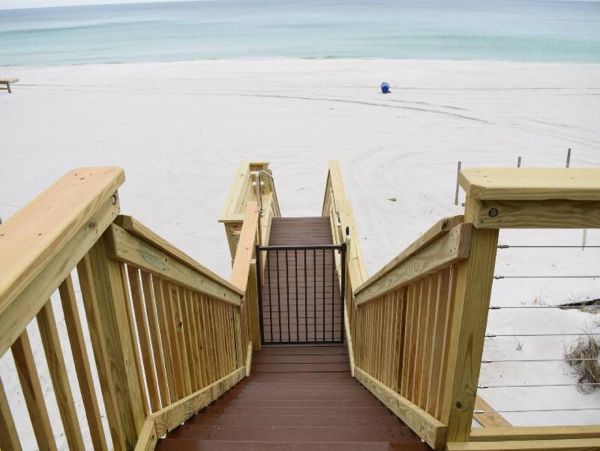 Beachfront Home with 6 Bedrooms Sleeps 22 Guests