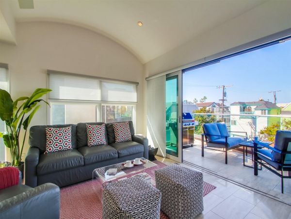 Mission Bay 2 Bedroom + Den Vacation Home Steps from Beach