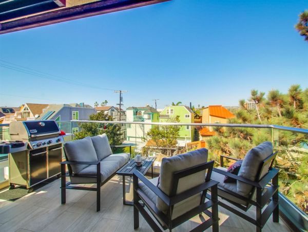 Mission Bay 2 Bedroom + Den Vacation Home Steps from Beach