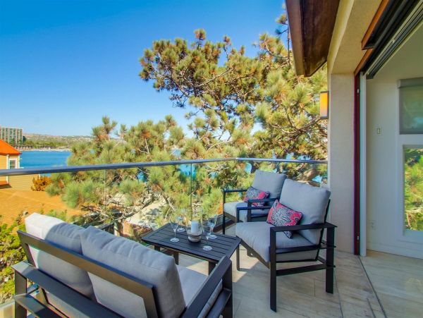 Mission Bay 2 Bedroom + Den Vacation Home Steps from Beach