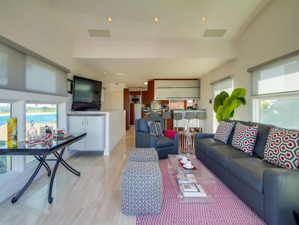 Mission Bay 2 Bedroom + Den Vacation Home Steps from Beach