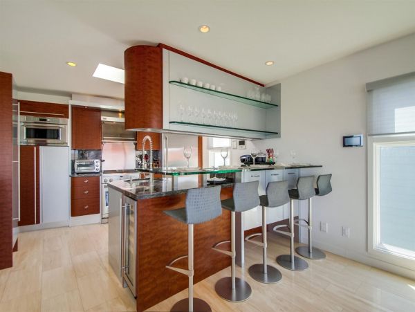 Mission Bay 2 Bedroom + Den Vacation Home Steps from Beach