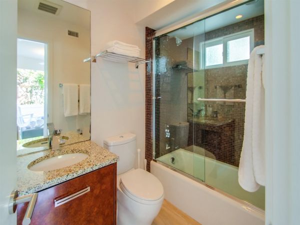 Mission Bay 2 Bedroom + Den Vacation Home Steps from Beach