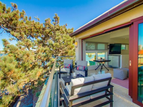 Mission Bay 2 Bedroom + Den Vacation Home Steps from Beach