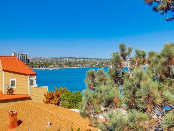 Mission Bay 2 Bedroom + Den Vacation Home Steps from Beach