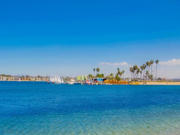 Mission Bay 2 Bedroom + Den Vacation Home Steps from Beach