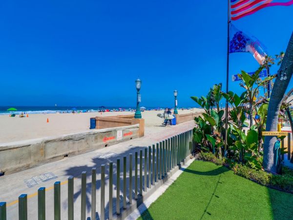 Great Location & Views 2 Bedroom Premier Beachfront Condo