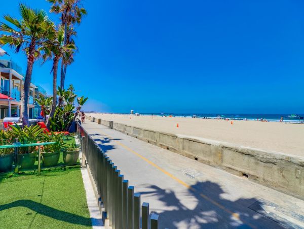 Great Location & Views 2 Bedroom Premier Beachfront Condo