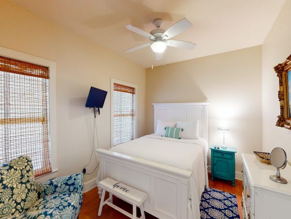 Beautiful Vacation Home with Shared Pool Short Walk to Beach