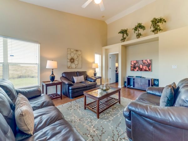 Four Bedroom Family Home with Caged Pool in Davenport